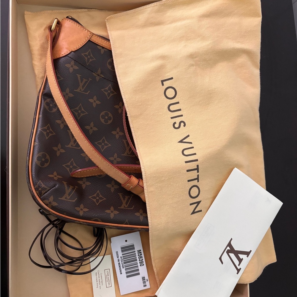 Louis Vuitton Monogram Canvas Crossbody Bag with Vachetta Trim